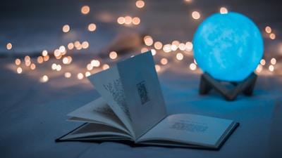 悬疑剧《迷雾重重》海报 - 侦探在雨夜调查神秘案件的氛围图
